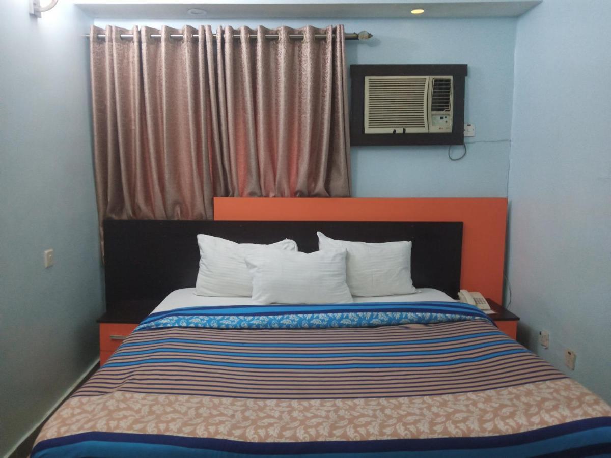 Alluring View Hotel - Toyin Sreet Ikeja Extérieur photo