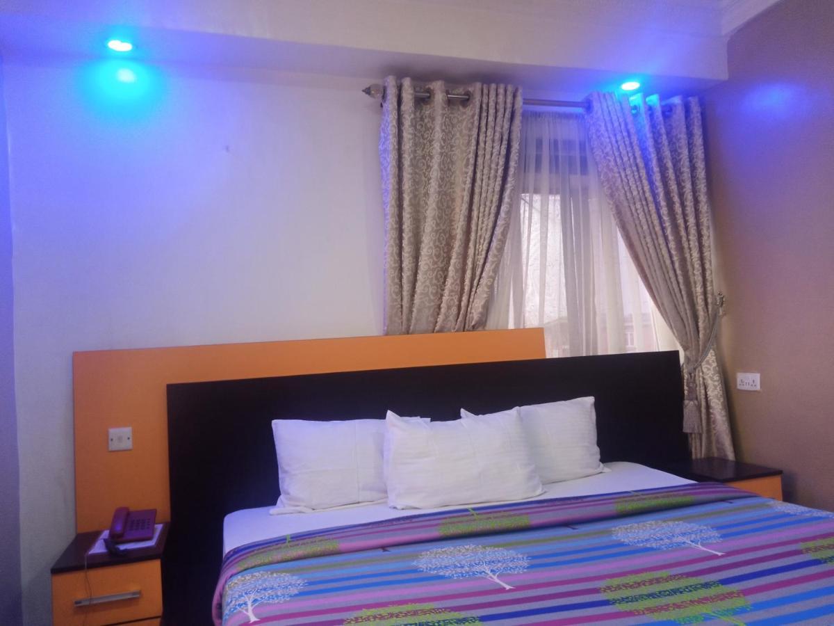 Alluring View Hotel - Toyin Sreet Ikeja Extérieur photo